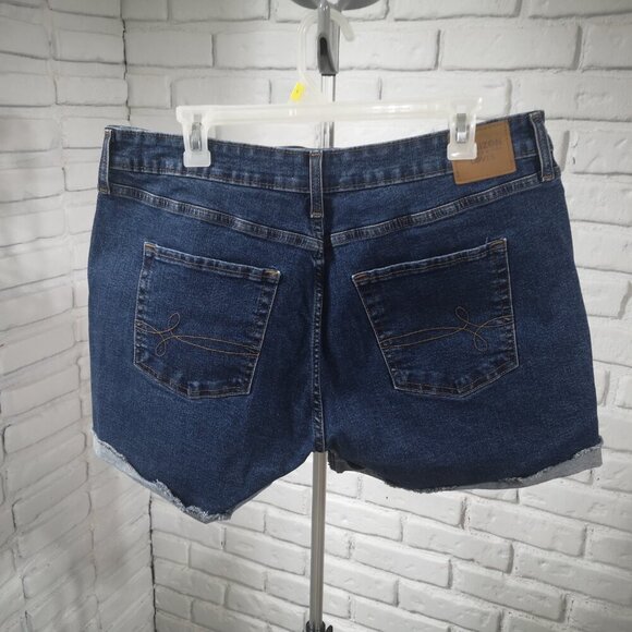 Denizen from Levi's Ladies Size 33 Mid Rise Medium Wash Jean Shorts - Picture 2 of 13